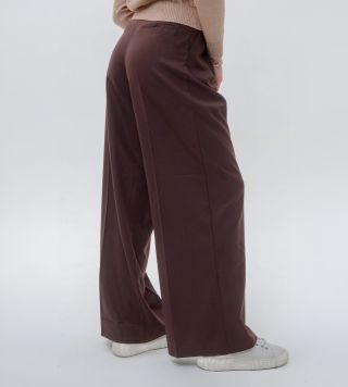 Trousers in the autumn shade of brown that accentuate the waist while staying beautifully flowy — elegance and comfort in...
